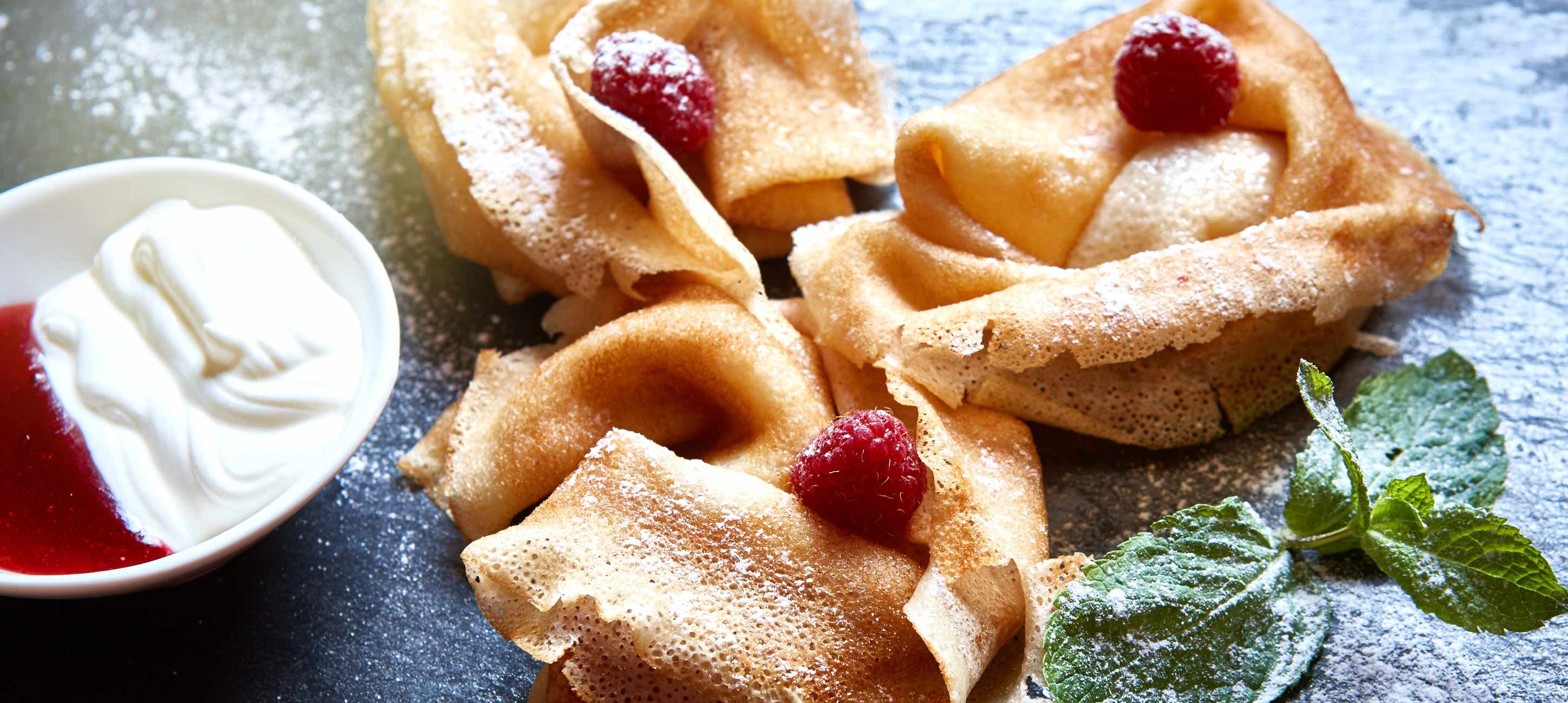 Crêpes mit Beeren- und Vanillesoße | Knuspr-Küche