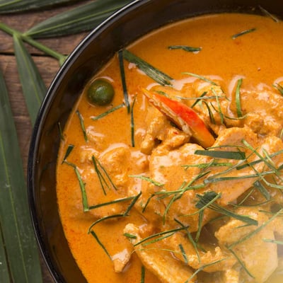 Rotes Thai-Curry mit Hähnchenfilet