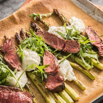 Gerösteter grüner Spargel mit Rinder Steak Streifen und Burrata