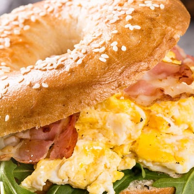 American Breakfast Bagel mit Ei und Bacon