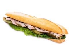 Pappudia Baguette mit Pulled Pork, Senf-Mayonnaise und Gurke
