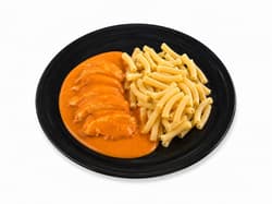 Paprikahähnchen mit frischen Hartweizengrießnudeln