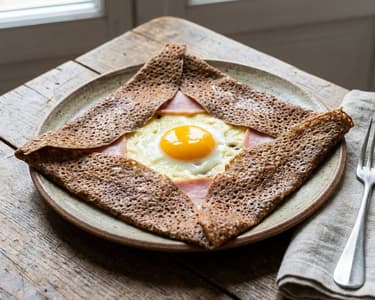 Herzhafte Buchweizen-Galettes mit Schinken, Käse und Ei