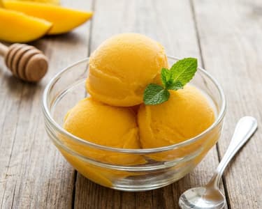 Erfrischendes Mangosorbet mit Honig