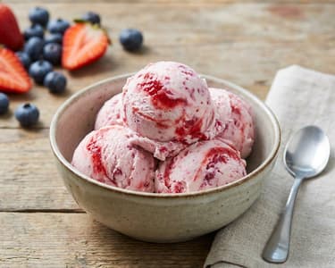 Cremiges Fruchteis mit Beeren-Marmorierung