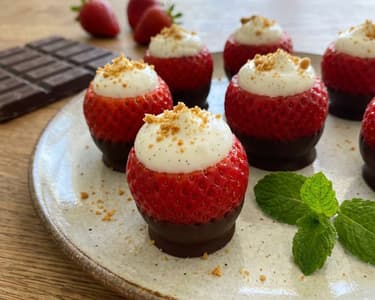 Frische Erdbeeren mit Crème fraîche & Schokolade