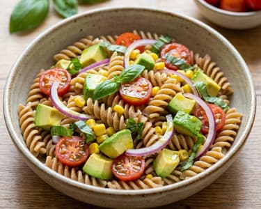 Frischer Nudelsalat mit Avocado und Mais