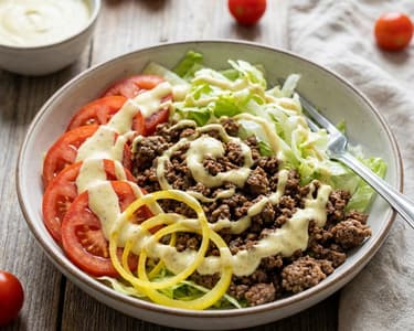 Knackiger Burger-Salat mit Rinderhackfleisch