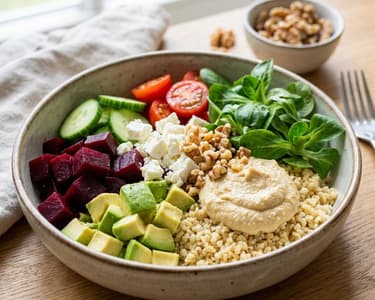 Salat mit Avocado und Roter Bete