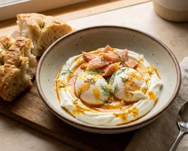 Türkische Eier mit geräucherter Forelle und Rosmarin-Focaccia
