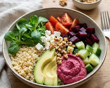 Salat mit Avocado und Roter Bete