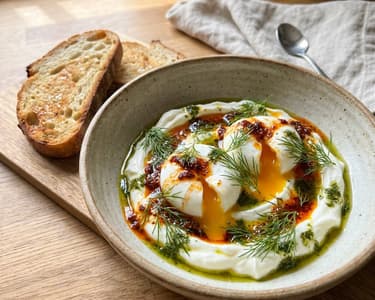 Çılbır Eggs (Türkische Eier auf Joghurt) | Würziges Frühstück