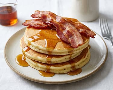 Kanadische Pancakes mit Ahornsirup & Backbacon