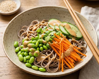 Sommerliche Soba-Nudel-Bowl mit Sesam-Erdnuss-Dressing