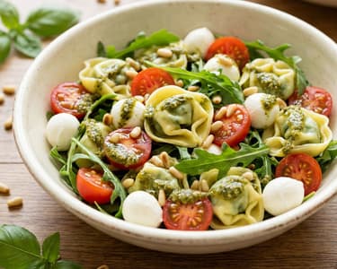 Sommerlicher Tortellini-Salat mit Pesto & Mozzarella | Schneller Sommergenuss