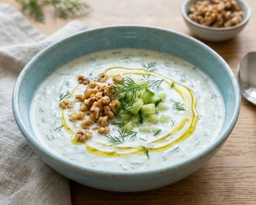 Kalte Gurkensuppe Tarator | Mit Walnüssen & Dill