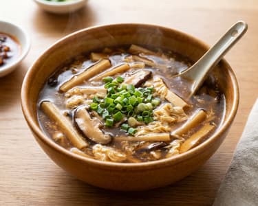 Chinesische Sauer-Scharf-Suppe mit Tofu | Pikant & Wärmend
