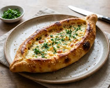 Türkische Käse-Pide | Knusprig & saftig gebacken