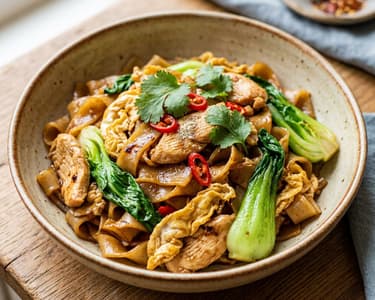 Pad See Ew mit Hähnchen | Thailändische Wok-Nudeln in 15 Min.