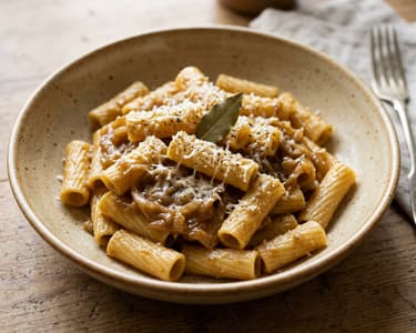 Pasta alla Genovese vegetariana | Mit langsam geschmorten Zwiebeln
