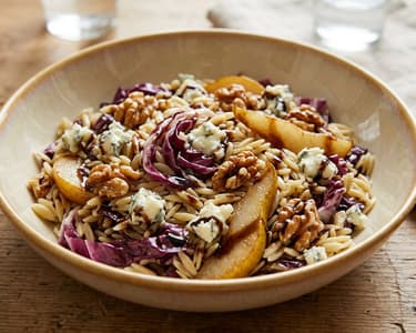 Lauwarmer Orzo-Salat mit Radicchio, Birne & Gorgonzola | Herbstlicher Genuss