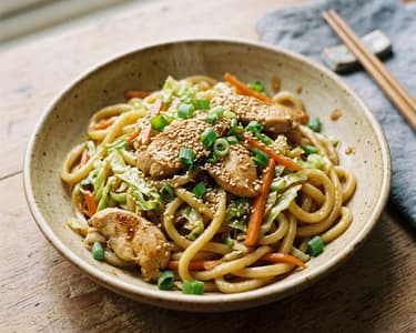 Chicken Yaki Udon | Blitzschnelle Wok-Nudeln in 15 Min.
