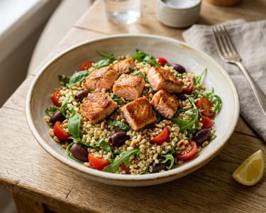 Italienischer Bulgursalat mit gebratenem Lachsfilet