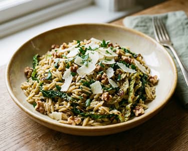 Lauwarmer Orzo-Salat mit Wirsing und Pecorino