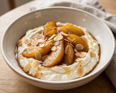 Karamellisierte Pfannenbirnen auf Bourbon-Vanillequark | Fein & Herbstlich