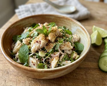 Larb Pla | Thailändischer Fischsalat mit Kräutern