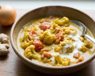 Cremiges Blumenkohl-Curry mit Tomaten
