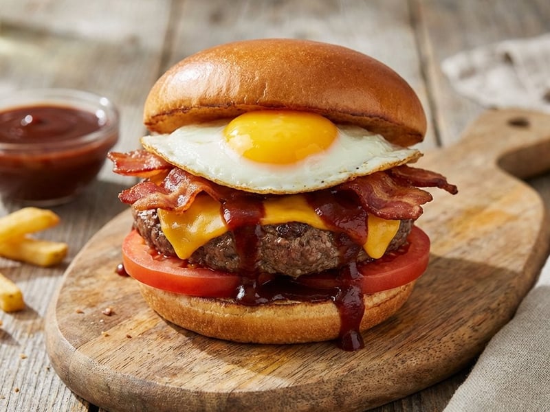 Saftiger Rinderburger mit Spiegelei und Bacon