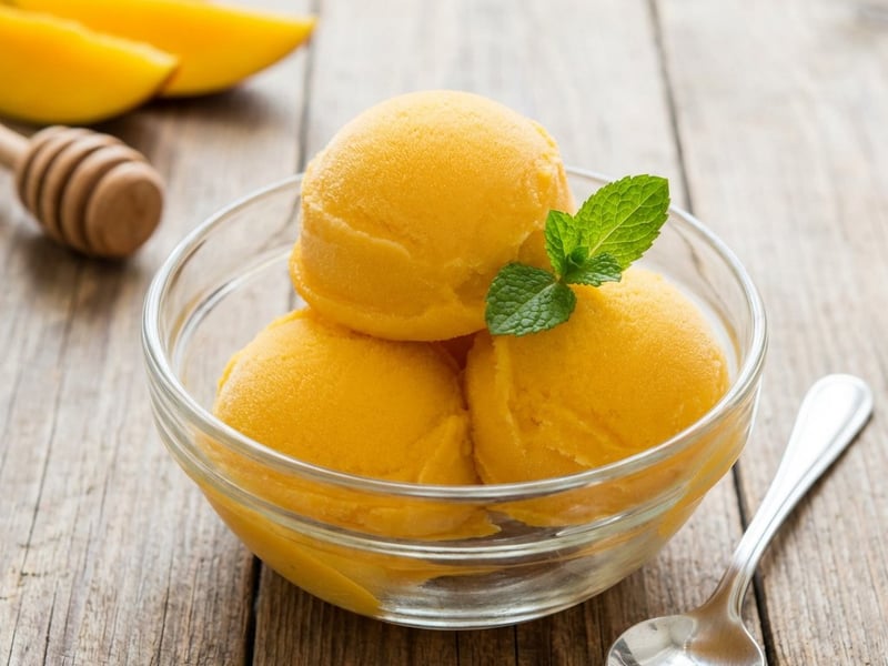 Erfrischendes Mangosorbet mit Honig