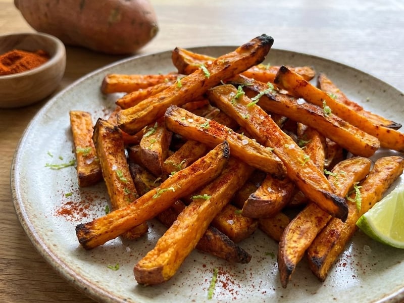 Knusprige Süßkartoffel-Pommes mit Limette | Extra knusprig