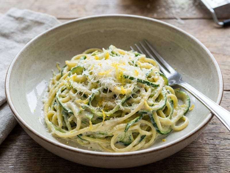 Zucchini-Spaghetti mit cremiger Sauce