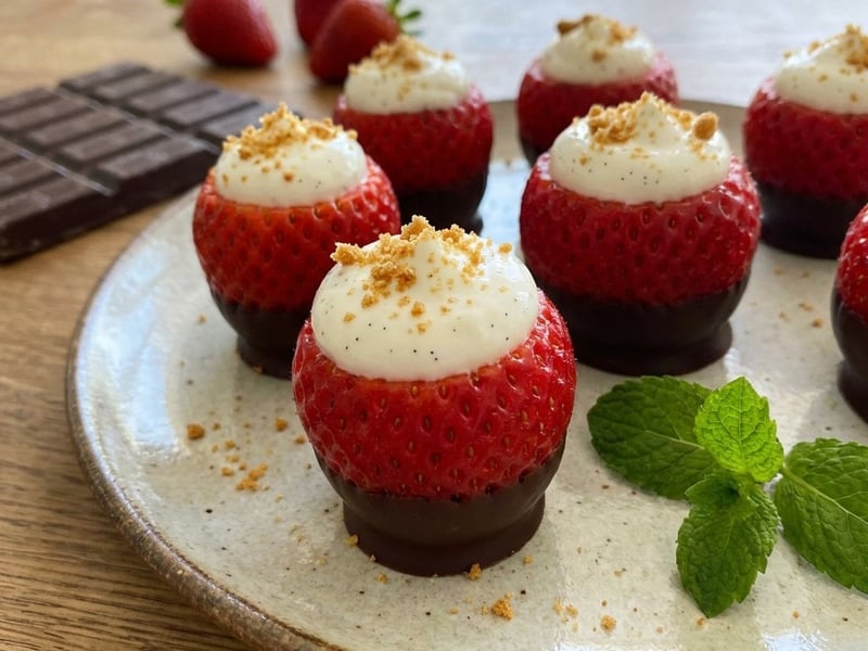 Frische Erdbeeren mit Crème fraîche & Schokolade
