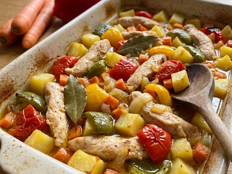 Bunte Putenpfanne mit Kartoffeln und Paprika