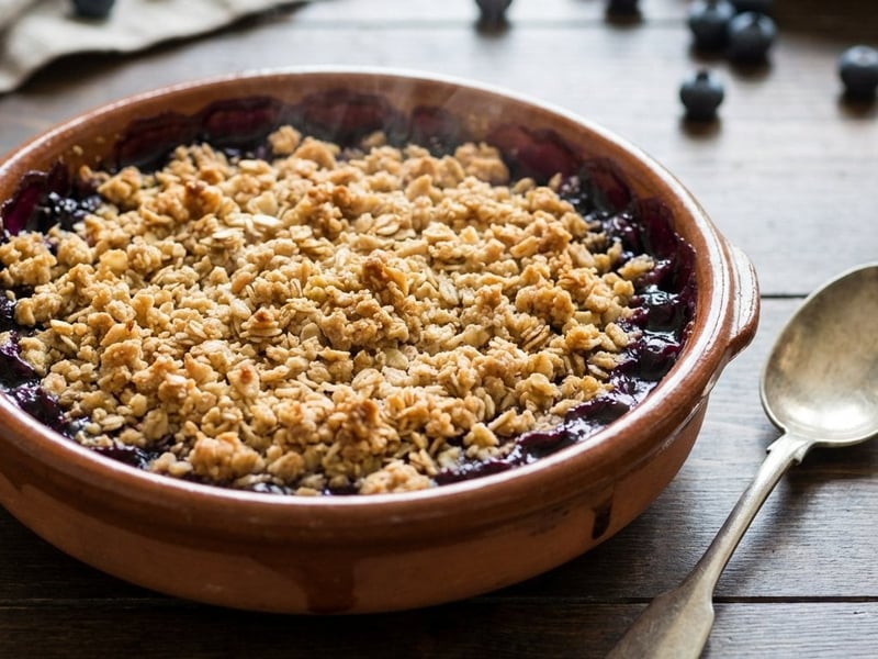 Heidelbeer-Crumble mit Haferflocken