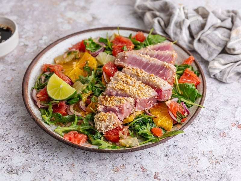 Gegrillter Thunfisch mit Zitrussalat