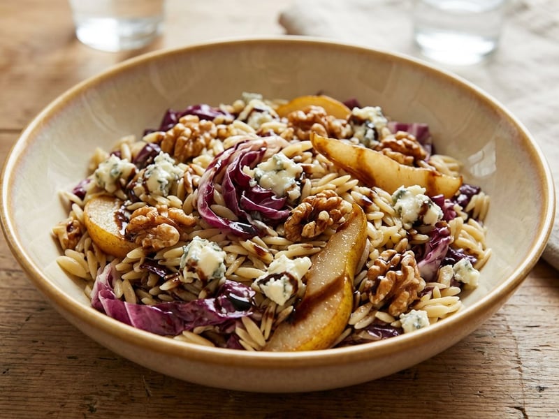 Lauwarmer Orzo-Salat mit Radicchio, Birne & Gorgonzola | Herbstlicher Genuss