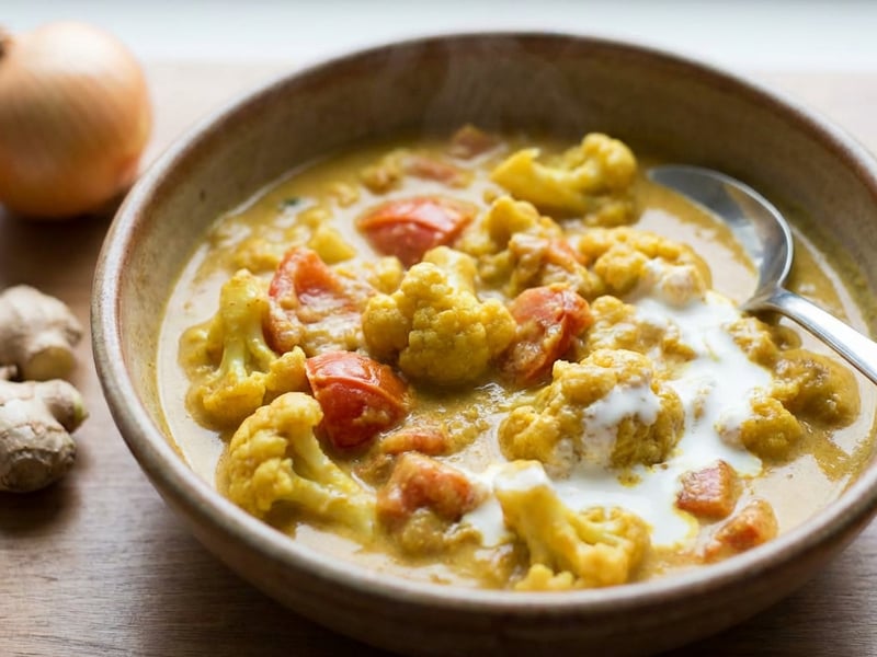 Creamy Cauliflower Curry with Tomatoes
