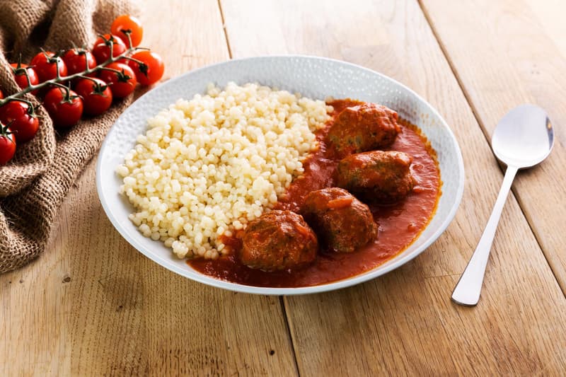 Meatballs in tomato sauce with tarhonya by Petr Bureš