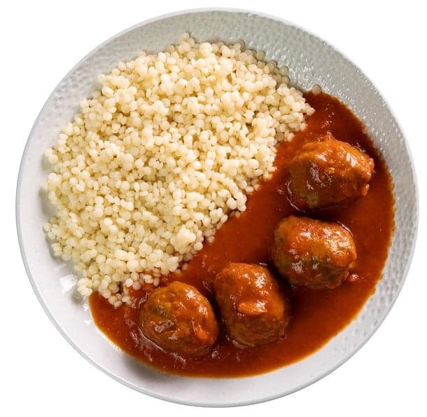 Meatballs in tomato sauce with tarhonya by Petr Bureš