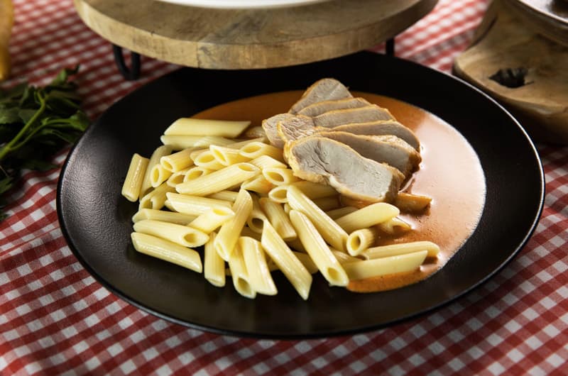 Chicken in paprika sauce with noodles by Jan Bureš