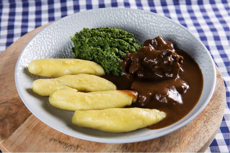 Rindfleisch mit Spinat und Kartoffelklößen