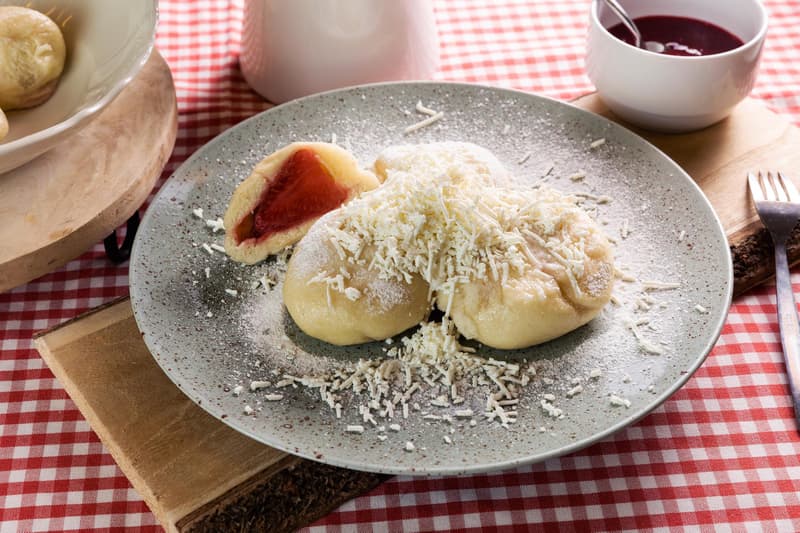 Yeast dumplings with strawberries by Roman Kučera