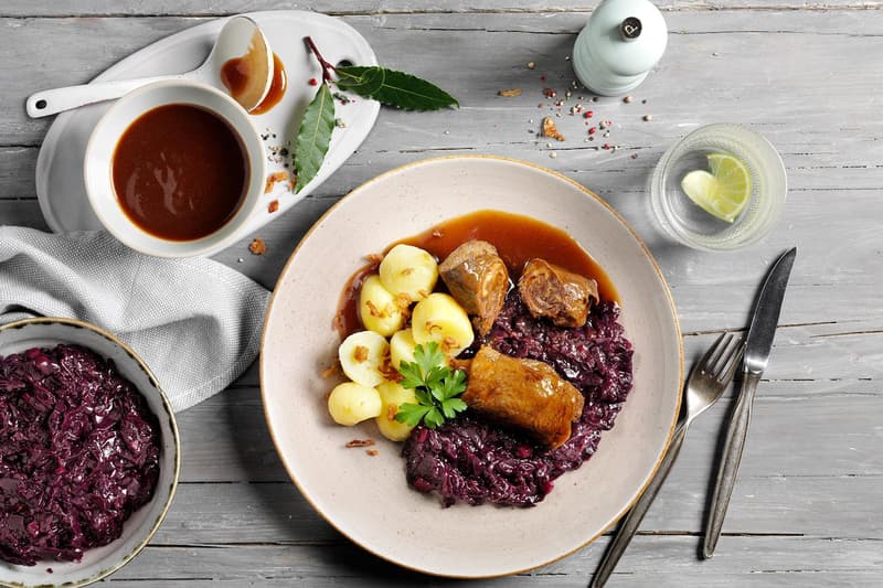Hofmanns 2 Rinderrouladen - mit kleinen Holzspießen handgesteckt -