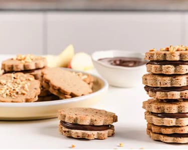 Freche Freunde: Doppelkekse mit cremiger Haselnussfüllung