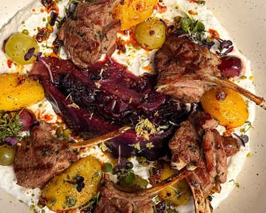 Gegrillte Lammkrone mit Feta-Creme & Rosmarinkartoffeln