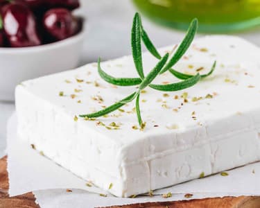 Veganer gebackener Feta aus Nüssen